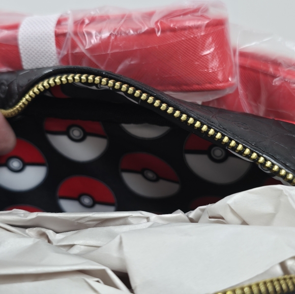 Loungefly Pokemon Leading the Team Crossbody Bag Pikachu & Friends Purse NWT - Picture 3 of 4